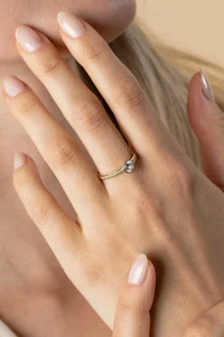 Zinzi Gold 14 krt gouden ring met witte zirconia's in de scheen en opvallende ronde zetting in het midden ZGR463