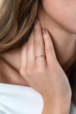 Sale Zinzi Gold 14 krt gouden ring (1,7mm breed) bezet met vier witte zirconia's ZGR407
