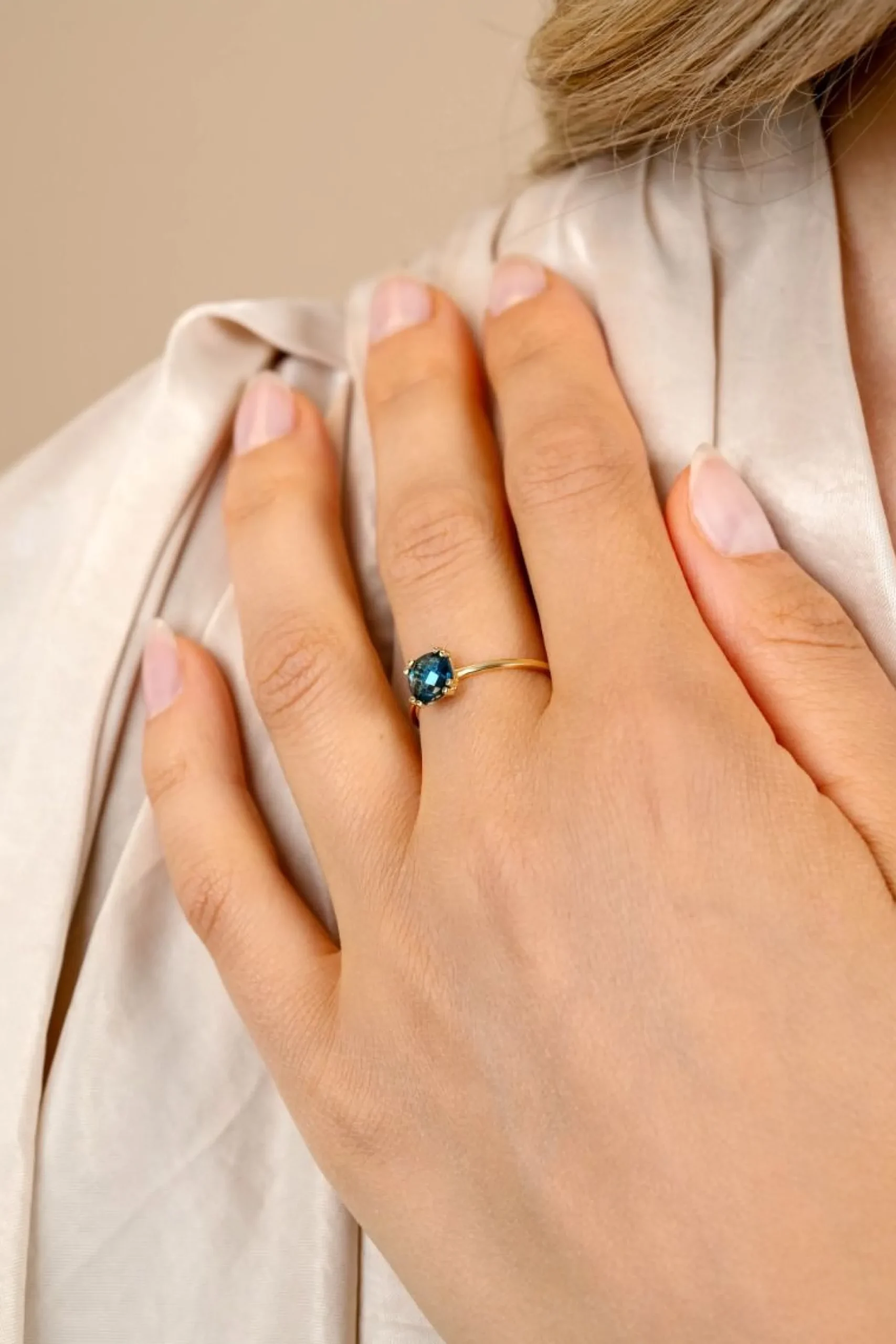New Zinzi Gold 14 krt gouden ring waarbij een Londen topaas (6mm) is gezet in een vierkante chatonzetting ZGR537