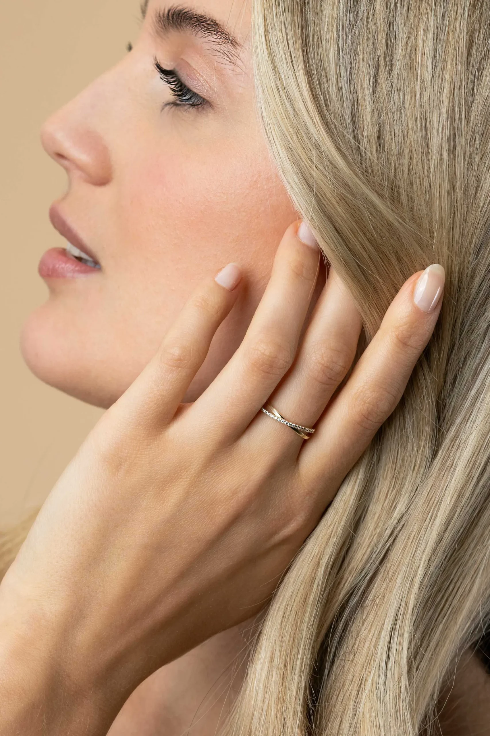 Discount Zinzi Gold 14 krt gouden ring met cross-over design: glad en bezet met witte zirconia's ZGR469