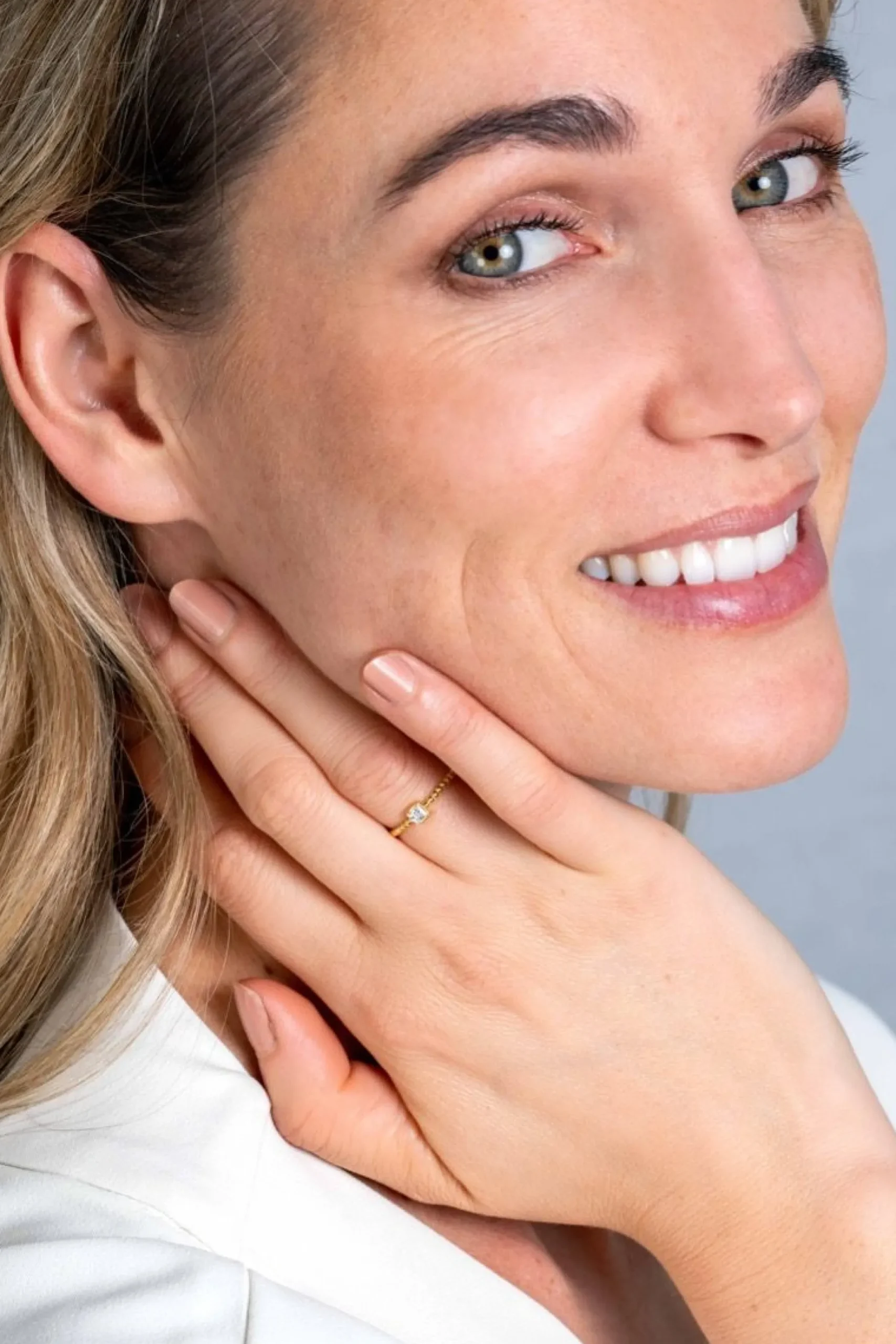 Hot Zinzi Gold 14 krt gouden ring met bolletjes scheen en bezet met een ronde witte zirconia in vierkante zetting van 3,5mm ZGR310