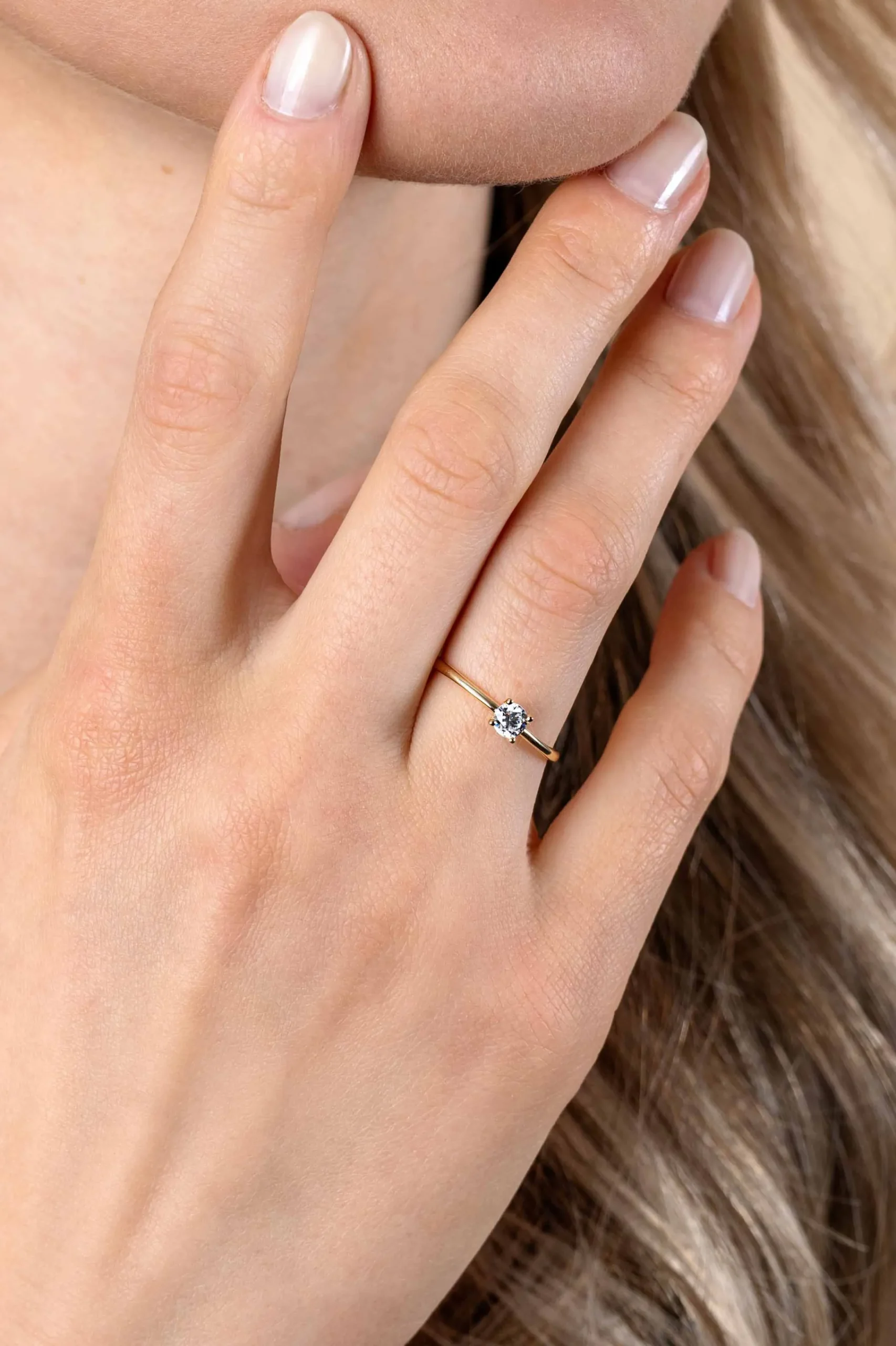 Online Zinzi Gold 14 krt gouden ring bezet met een ronde witte zirconia in vierpootszetting (4mm) ZGR385