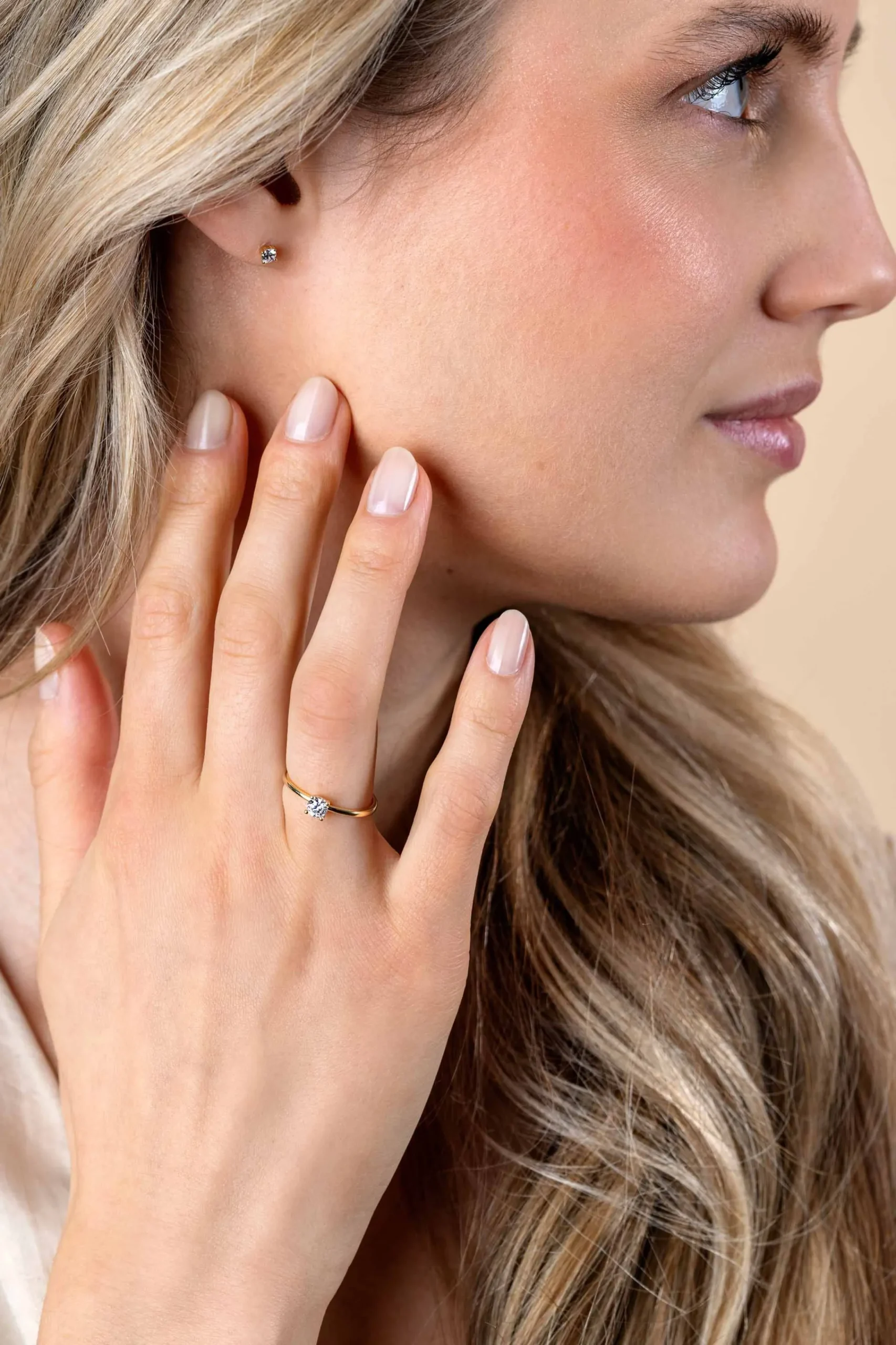 Online Zinzi Gold 14 krt gouden ring bezet met een ronde witte zirconia in vierpootszetting (4mm) ZGR385