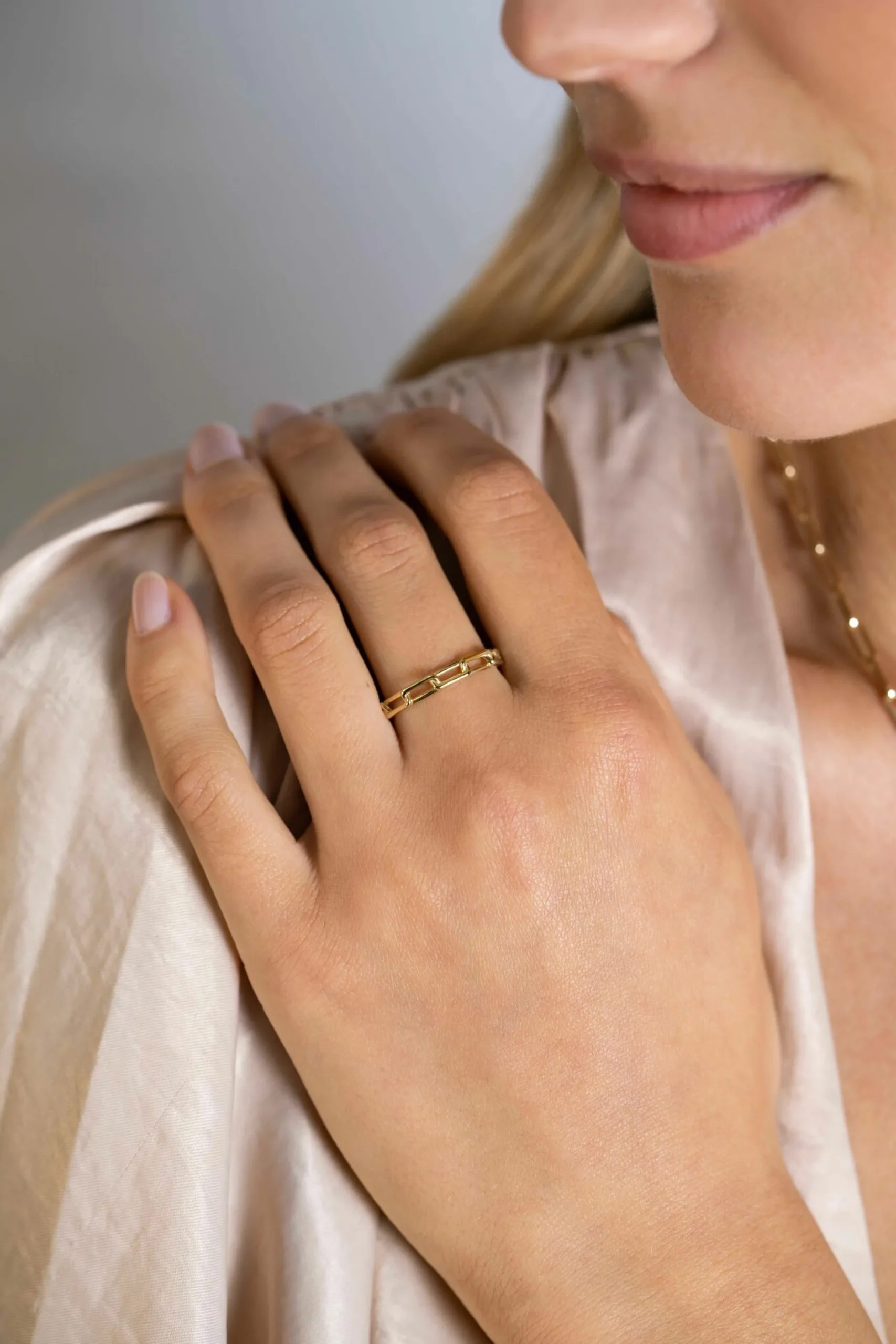 Online Zinzi Gold 14 krt gouden schakelring van 3mm breed, met de populaire paperclip-schakel ZGR346