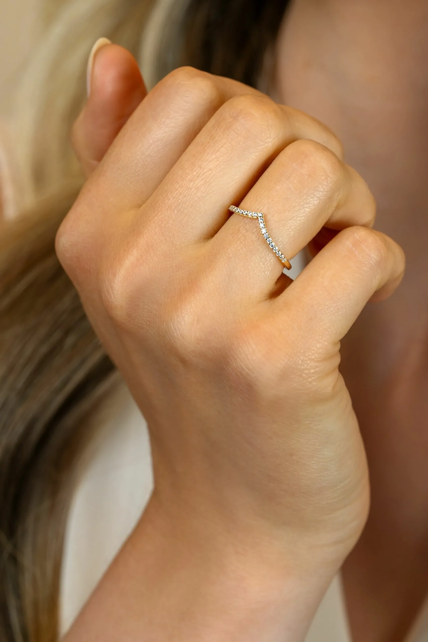 New Zinzi Gold 14 krt gouden V-ring van 1,4mm breed en bezet met 20 witte zirconia's in chique railzetting ZGR374