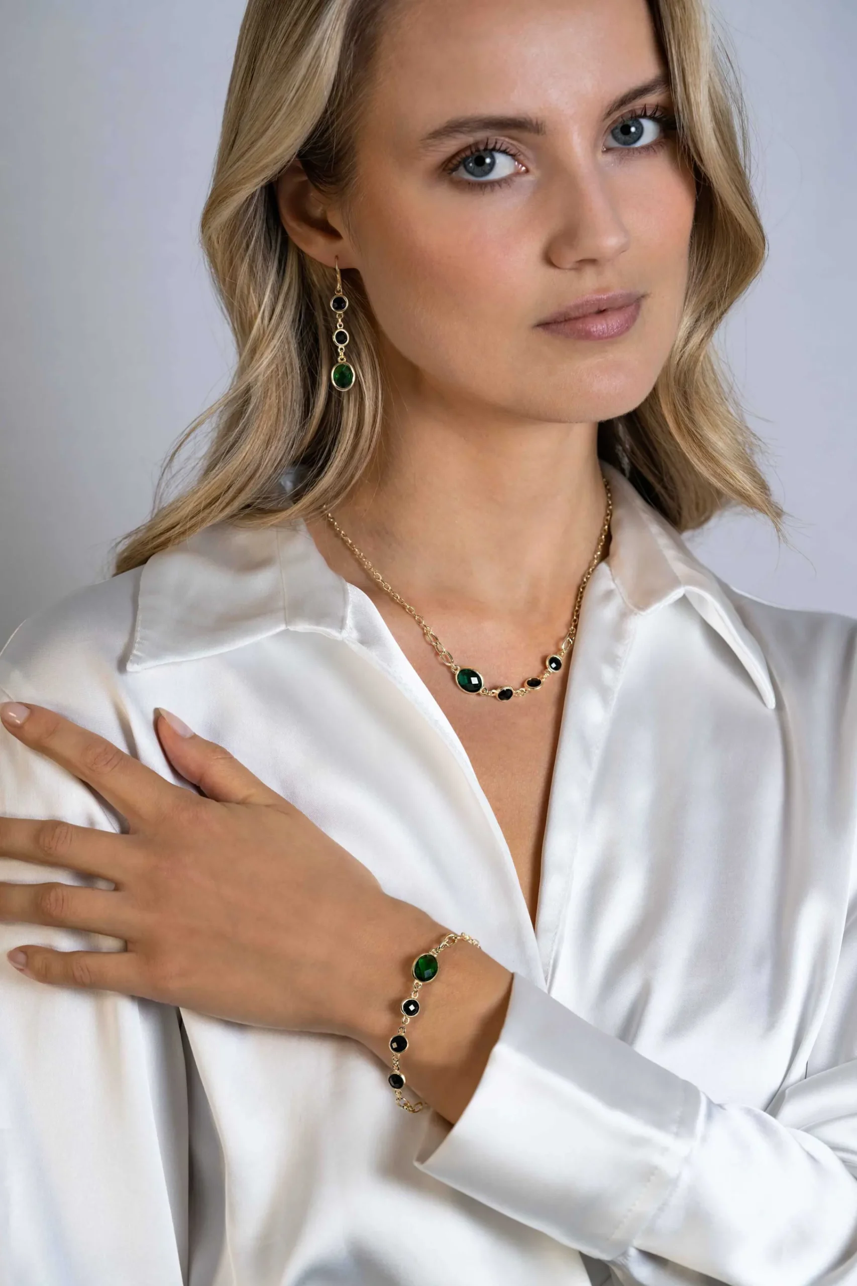 Zinzi gold plated zilveren schakel armband met drie ronde zettingen zwart en ovale zetting groen 17-20 cm ZIA2389