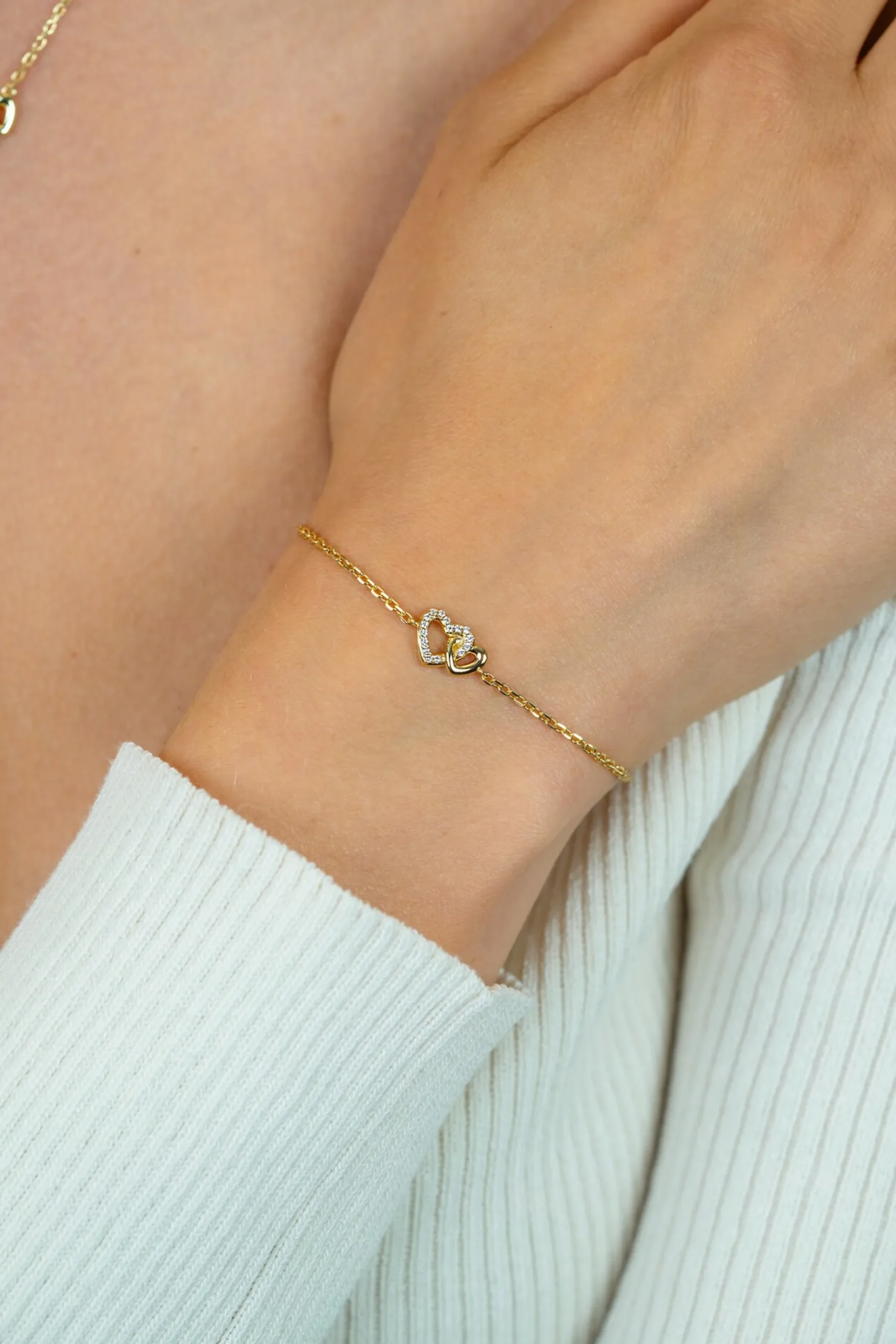Best Zinzi gold plated zilveren armband met verbonden hartjes, witte zirkonia's 17-19cm ZIA2493Y
