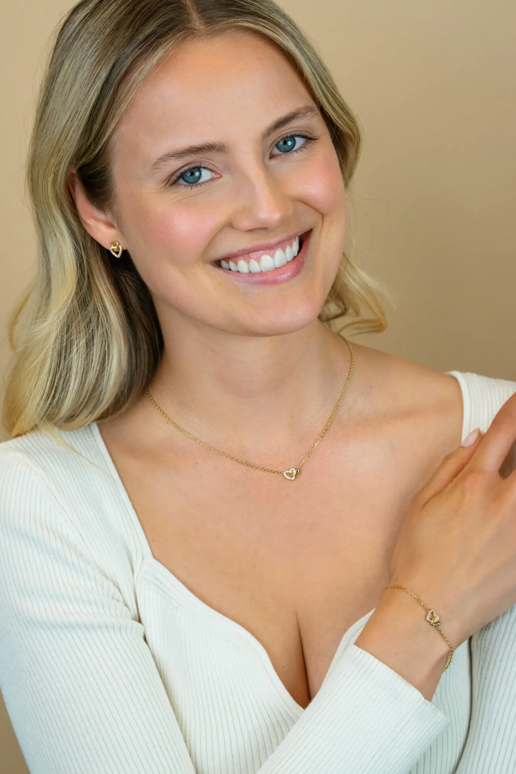 Best Zinzi gold plated zilveren armband met verbonden hartjes, witte zirkonia's 17-19cm ZIA2493Y