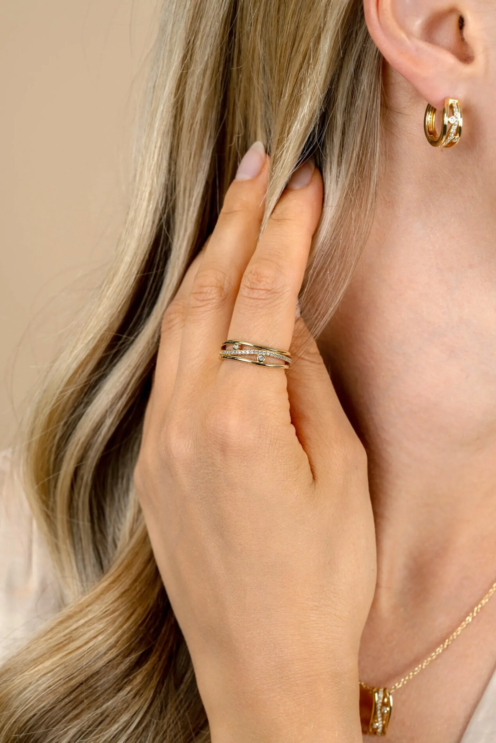 Online Zinzi gold plated zilveren multi-look ring (6mm breed) in golvend design bezet met witte zirkonia's ZIR2685