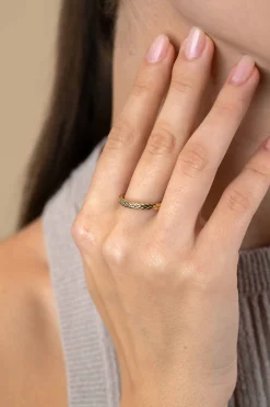 Sale Zinzi gold plated zilveren ring met sierlijk gevlochten touweffect 2,6mm breed ZIR2553G