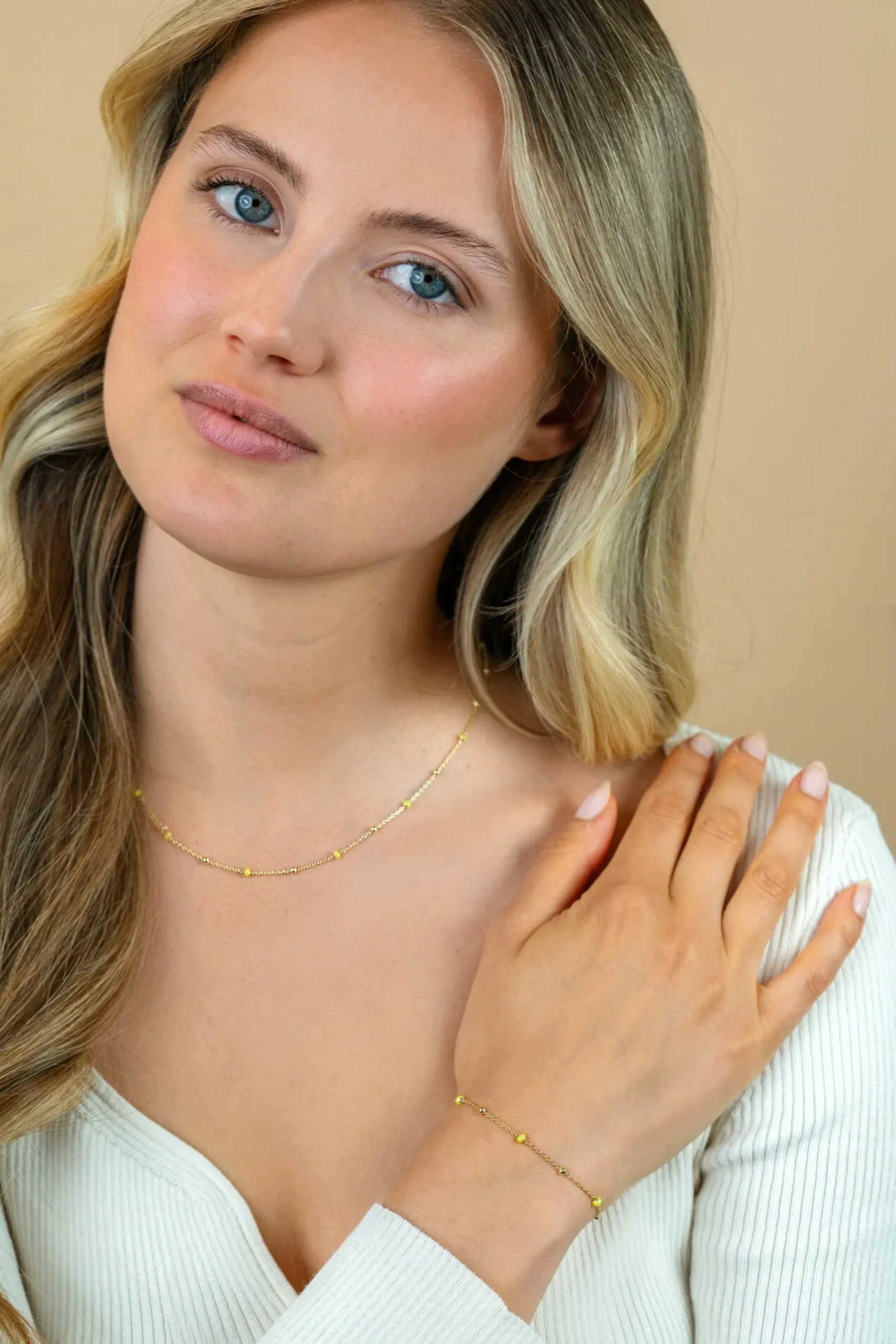 Best Zinzi gold plated zilveren fantasie armband met 5 geelgroene donuts en glanzende bolletjes 17-19,5cm ZIA2508