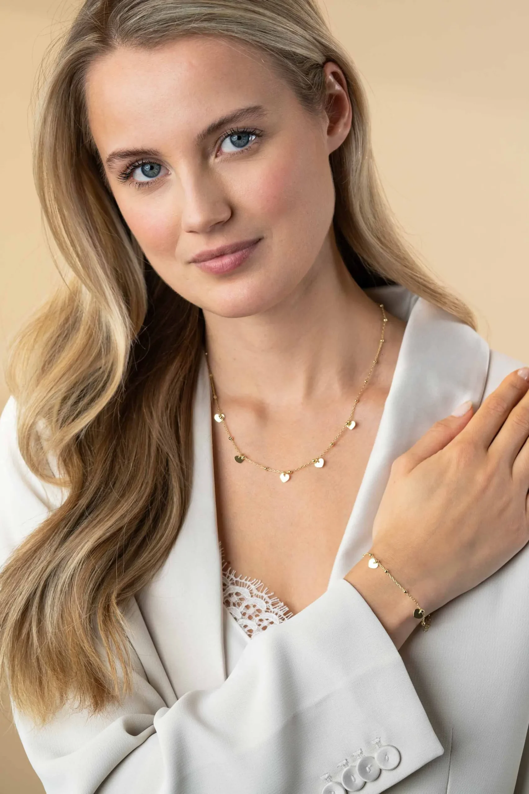 Best Zinzi gold plated zilveren ankerketting met kleine bolletjes en vijf gladde hartjes 42-45cm ZIC2531G