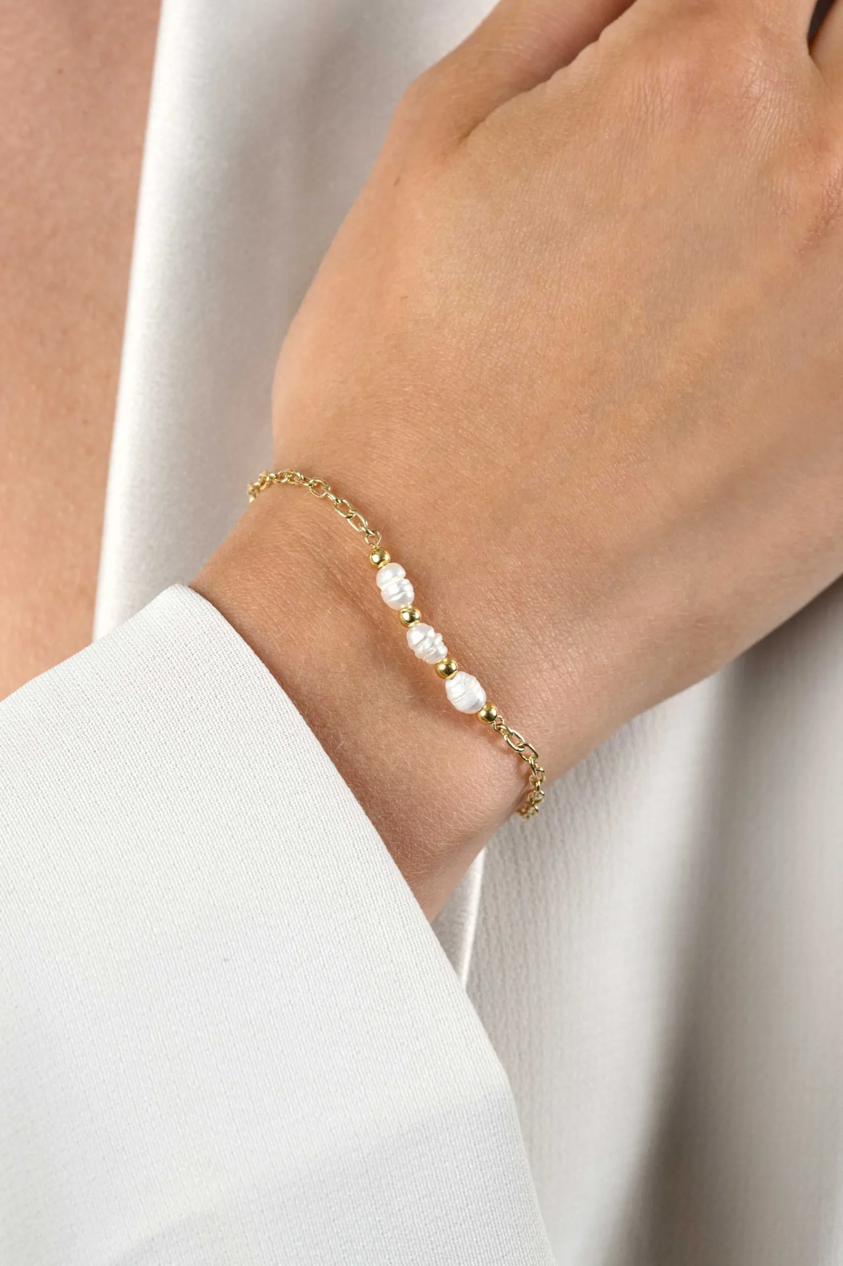 Online Zinzi gold plated zilveren schakelarmband met drie witte natuurlijk gevormde zoetwaterparels in het midden 17-19cm ZIA2643