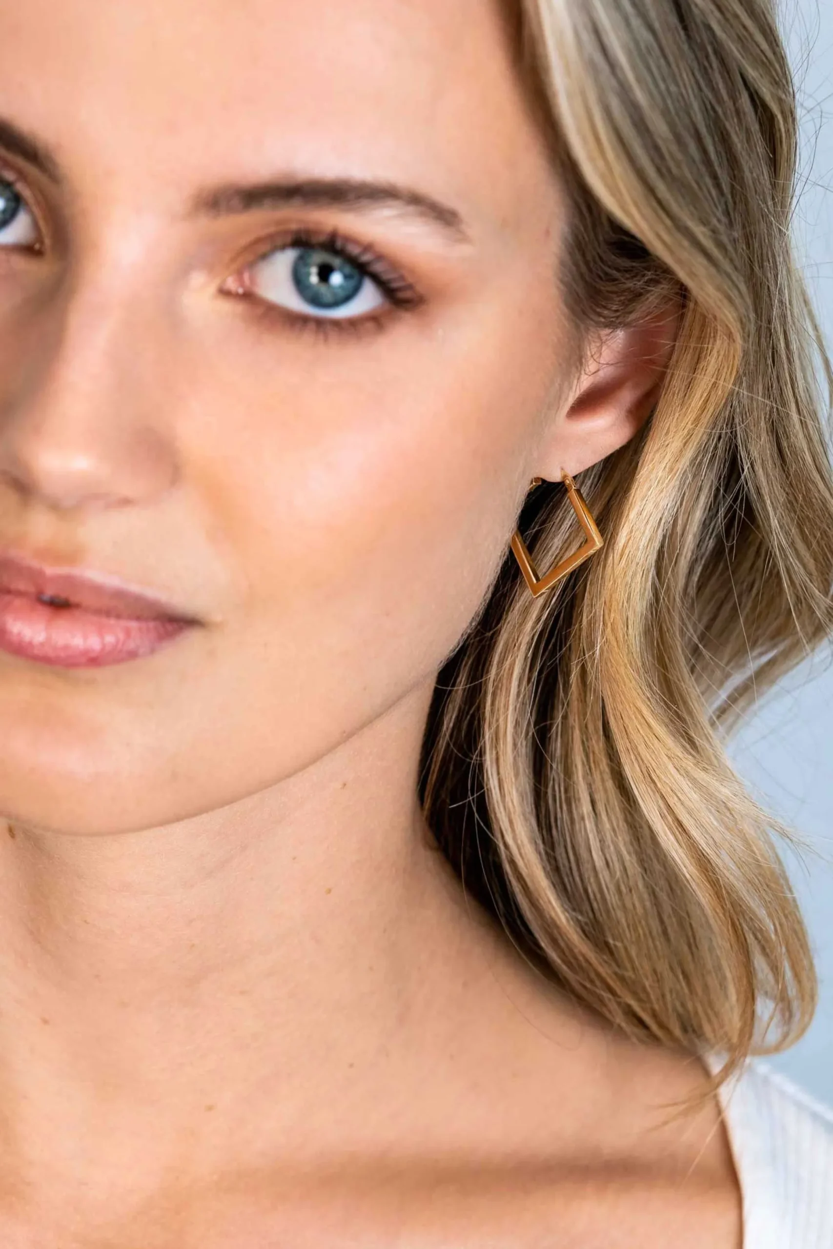 Sale Zinzi gold plated zilveren oorringen 20mm met vierkante vorm buisdikte 2mm ZIO2336G