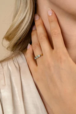 Zinzi gold plated zilveren ring met zettingen in peer, rechthoek en driehoeksvorm bezet met witte en groene kleurstenen ZIR2630G
