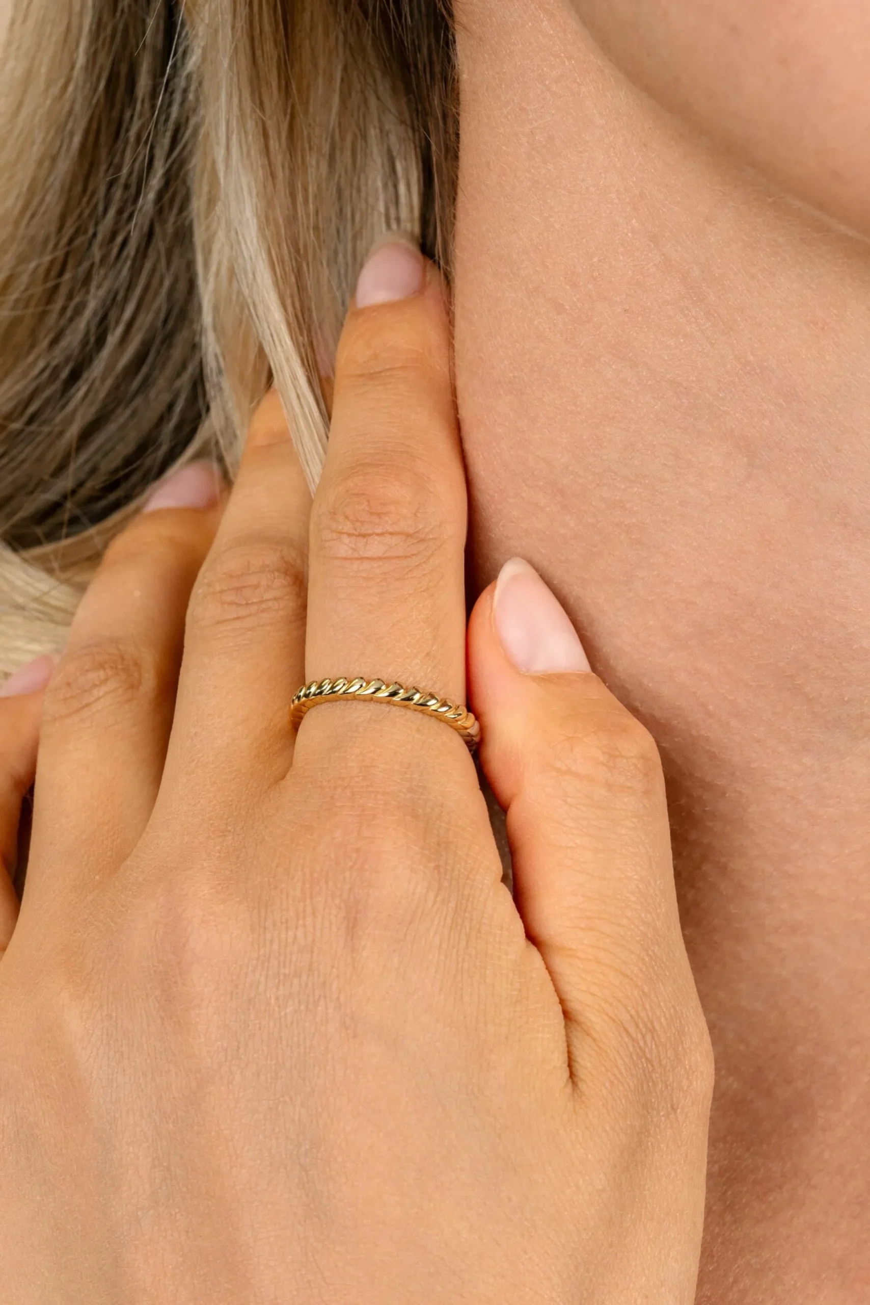 Online Zinzi gold plated zilveren aanschuifring (2,5mm breed) met kleine druppels ZIR2688G