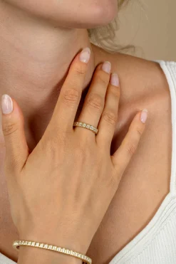 Online Zinzi gold plated zilveren ring (4mm breed) bezet met witte zirkonia's ZIR2686Y