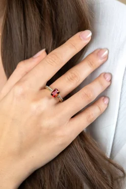 Outlet Zinzi gold plated zilveren luxe ring met rechthoekige rood granaat kleursteen in een vierpoots-zetting. De scheen heeft een multilook uitstraling ZIR2392R
