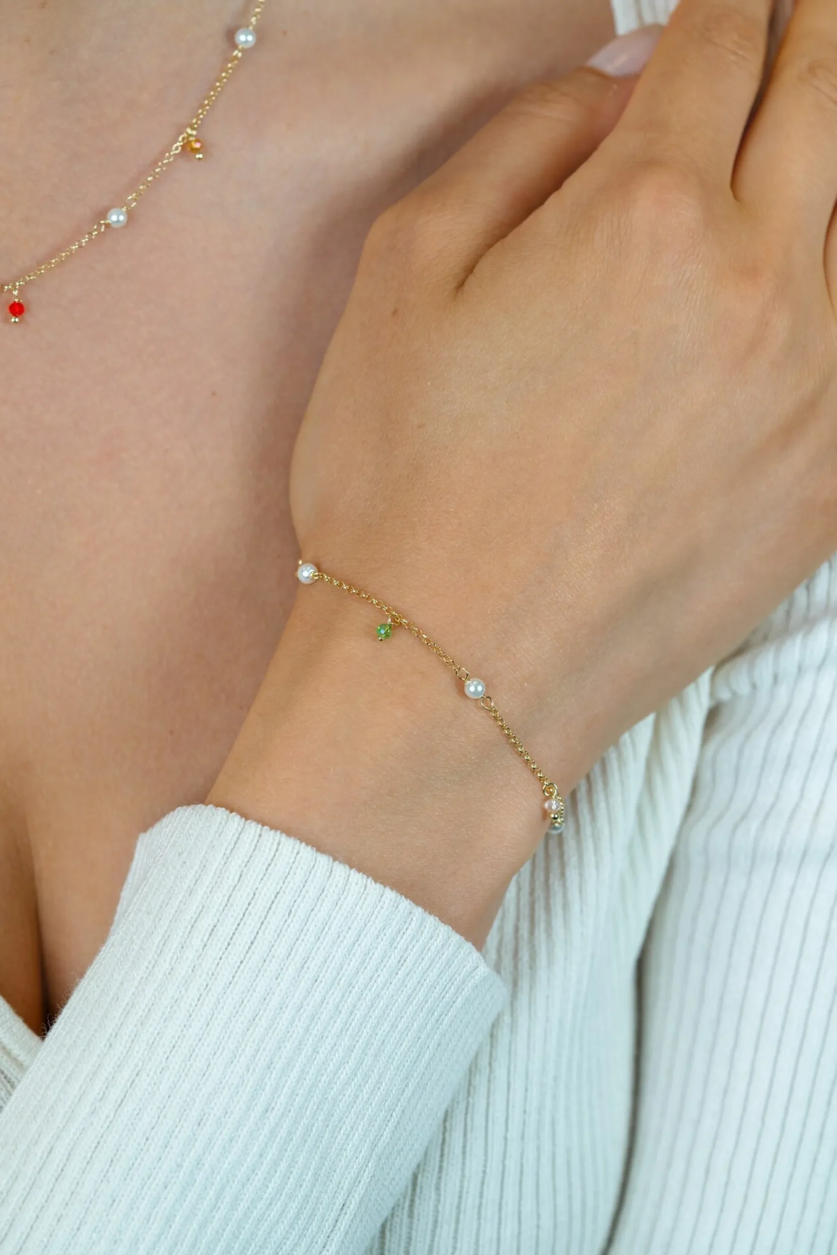Sale Zinzi gold plated zilveren armband met witte parels en bungelende beads (5,5 mm) in frisse kleuren 17-20cm ZIA2705G