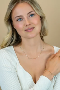 Sale Zinzi gold plated zilveren armband met witte parels en bungelende beads (5,5 mm) in frisse kleuren 17-20cm ZIA2705G