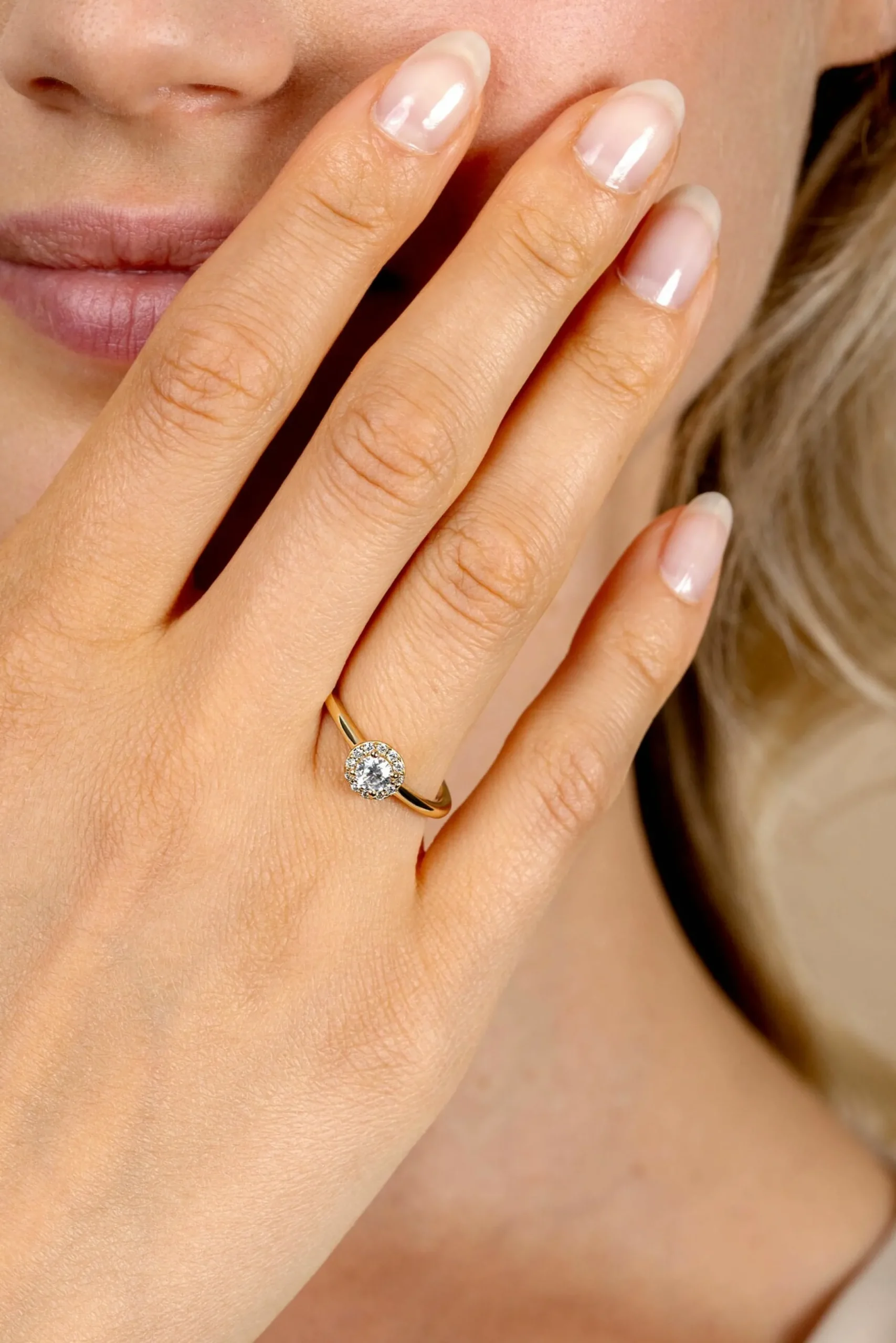 Clearance Zinzi gold plated zilveren entourage verlovingsring bezet met witte zirkonia's en klein hartje aan de zijkant ZIR2697Y