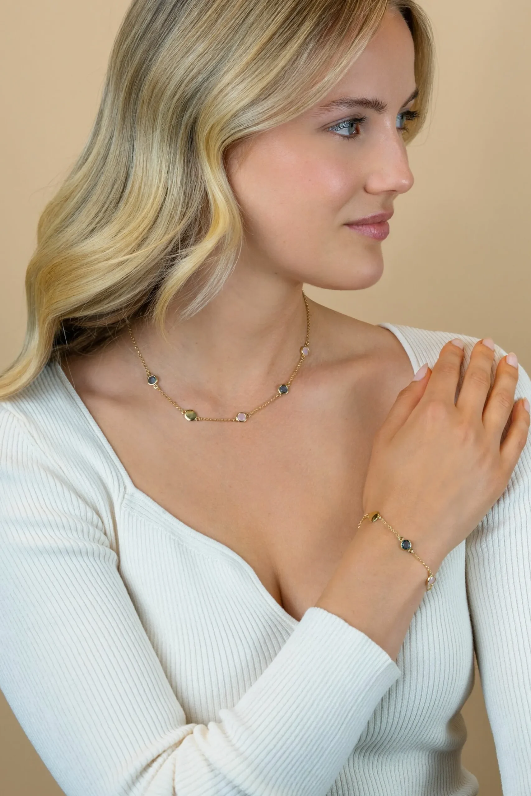 Hot Zinzi gold plated zilveren ketting 40–45cm met rondjes, bezet met blauwe en roze kleurstenen ZIC2715G
