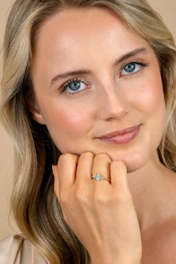 Best Zinzi gold plated zilveren verlovingsring met grote ovale witte zirkonia (7mm) en kleinere zirkonia's, met klein hartje aan de zijkant ZIR2698Y