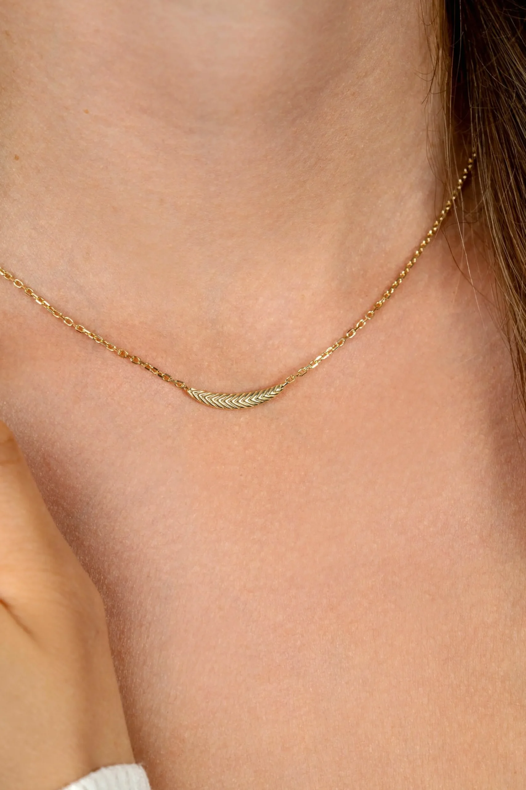 Sale Zinzi gold plated zilveren schakelkettinkje met grote veer. De veer staat symbool voor je vleugels uitslaan en vrijheid. 40-45cm ZIC2644G