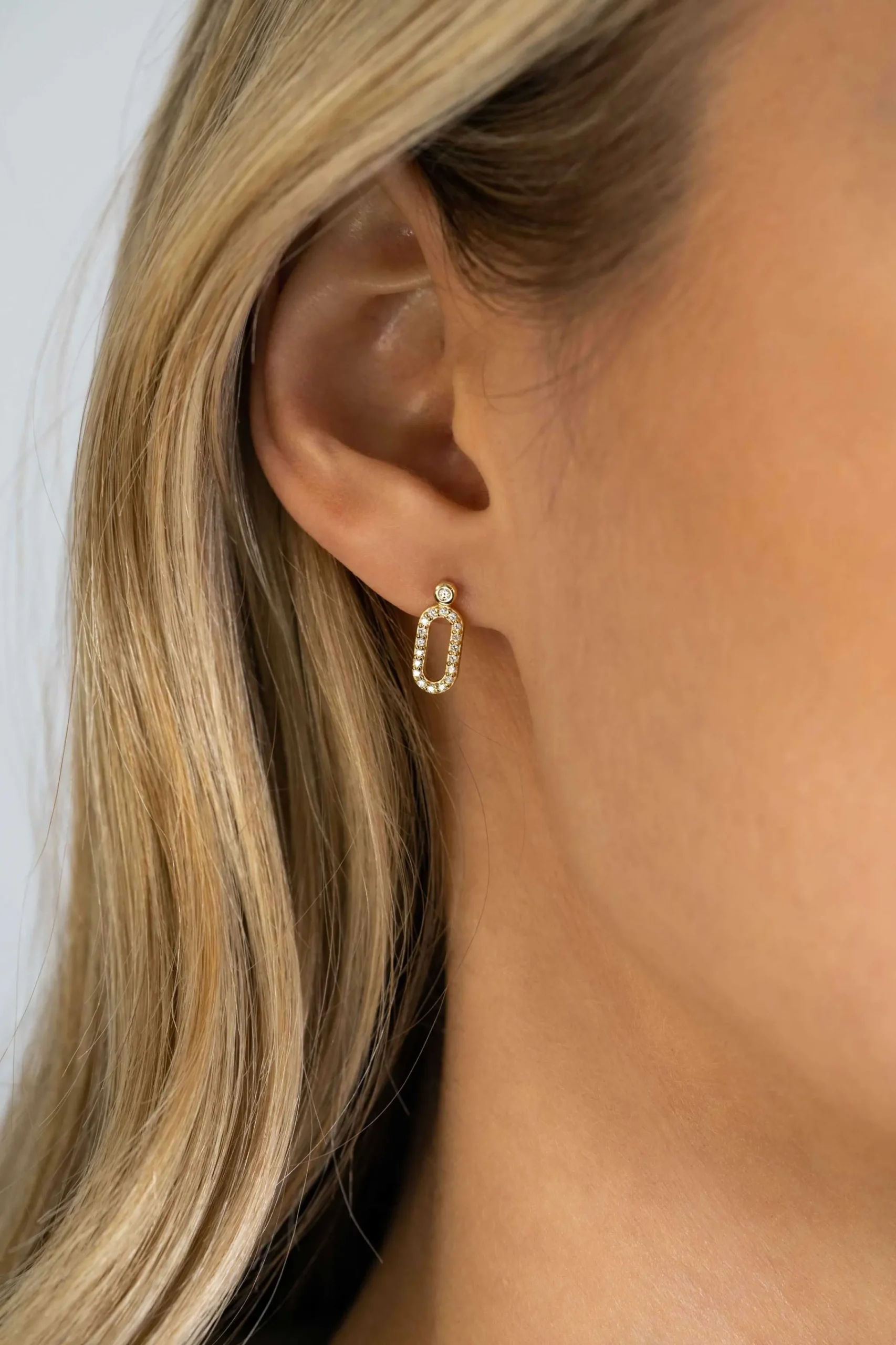 Discount Zinzi gold plated zilveren oorstekers (13mm) met een open ovale vorm bezet met witte zirconia's ZIO2398Y