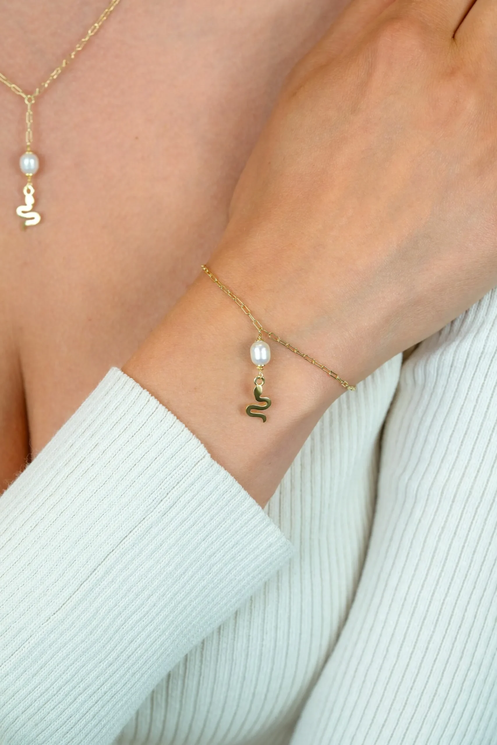 Zinzi gold plated zilveren paperclip schakelarmband met witte zoetwaterparel en slang ZIA2761