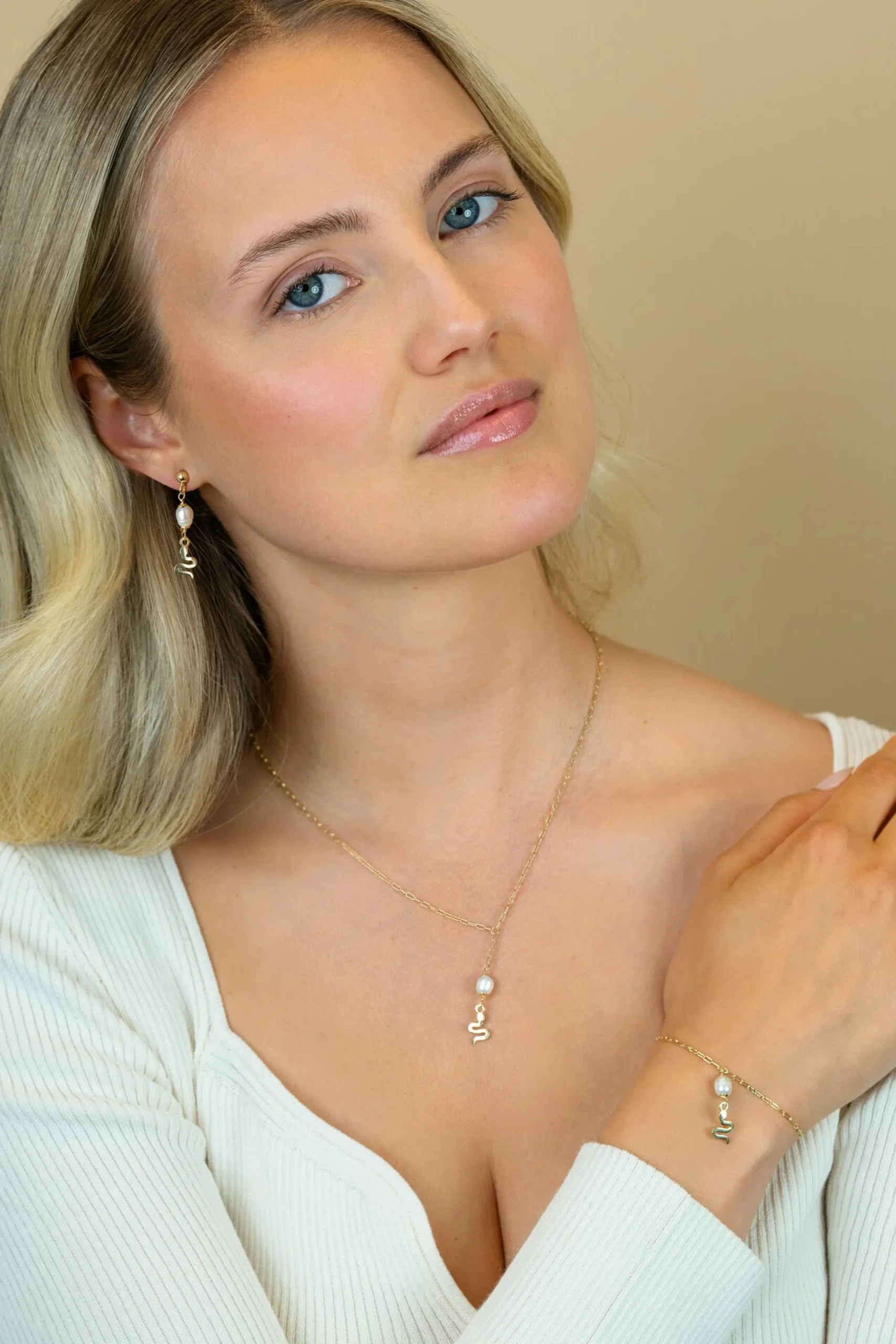 Zinzi gold plated zilveren paperclip schakelarmband met witte zoetwaterparel en slang ZIA2761