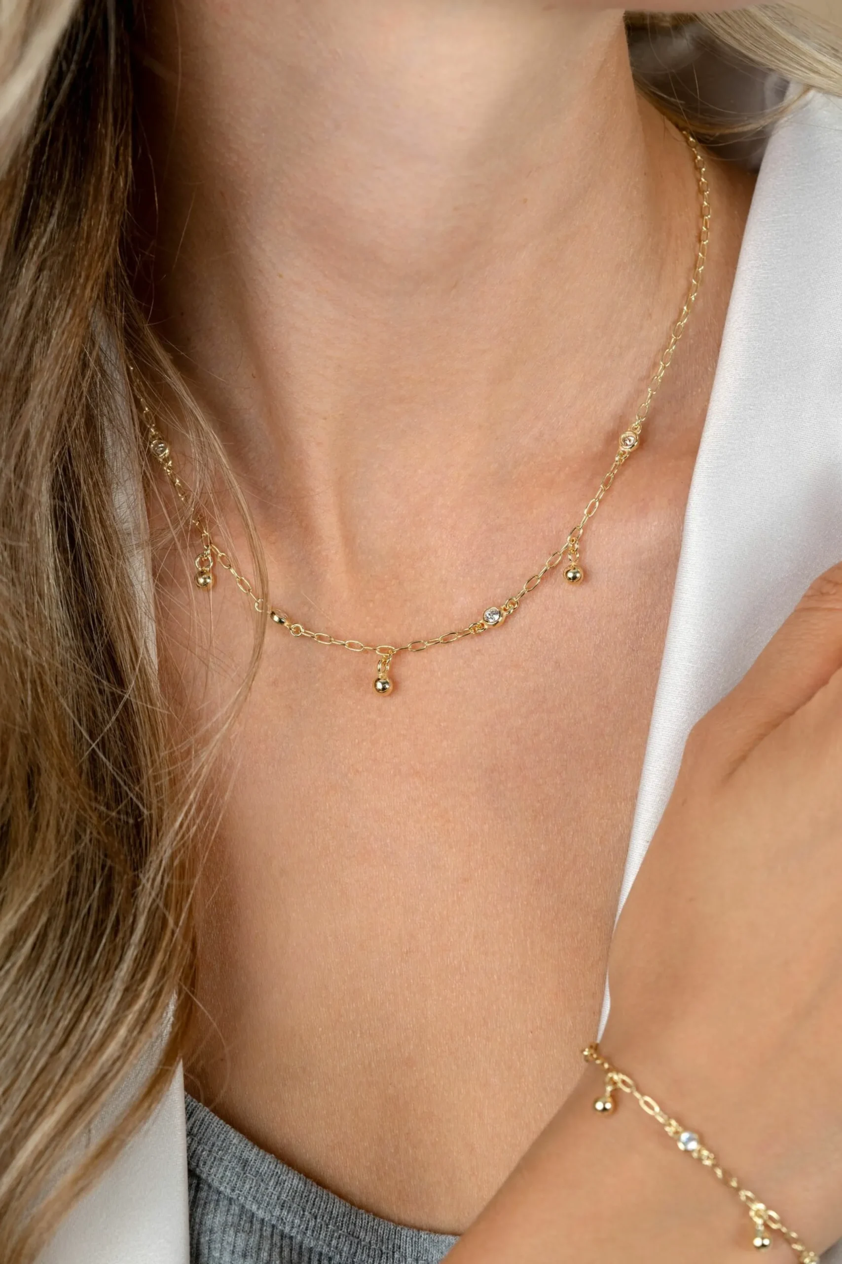 New Zinzi gold plated zilveren schakelketting met vier witte zirkonia's en 3 ronde bolletjes, gelijkmatig verdeeld over de ketting 42-45cm ZIC2658