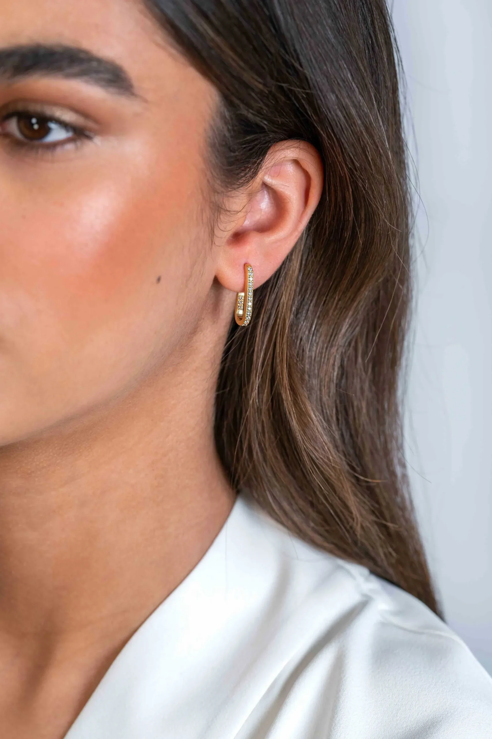 Best Zinzi gold plated zilveren oorstekers in ovale vorm (20mm) bezet met witte zirconia's ZIO2310Y
