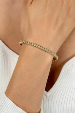 Online Zinzi gold plated zilveren bangle armband 4mm breed, bezet met witte zirkonia's 60mm ZIA2686Y
