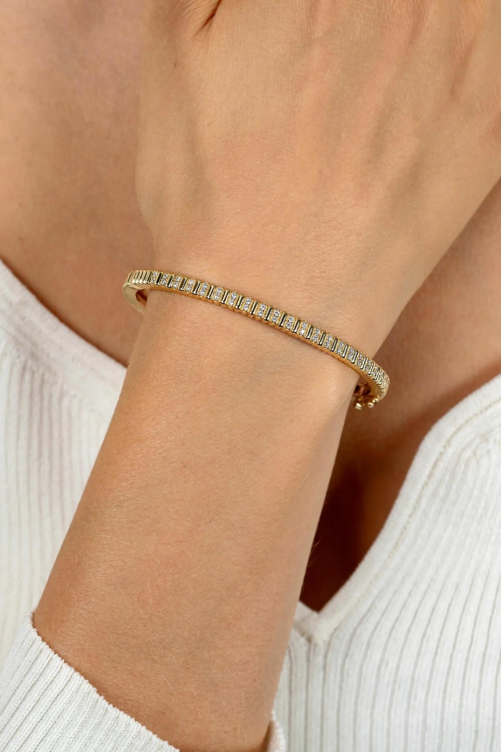 Online Zinzi gold plated zilveren bangle armband 4mm breed, bezet met witte zirkonia's 60mm ZIA2686Y