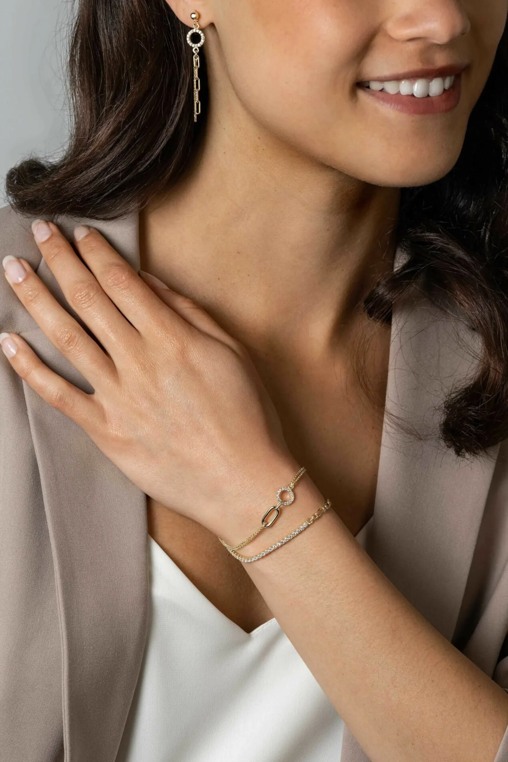 Outlet Zinzi gold plated zilveren fantasie schakel armband (2,3mm breed) waarbij de ene helft bezet is met witte zirconia's 17-20cm ZIA2460Y
