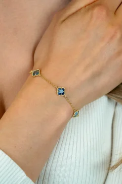 Clearance Zinzi gold plated zilveren schakel armband met twee lichtblauwe klavers en een donkerblauwe klaver in het midden 17-20cm ZIA2662B