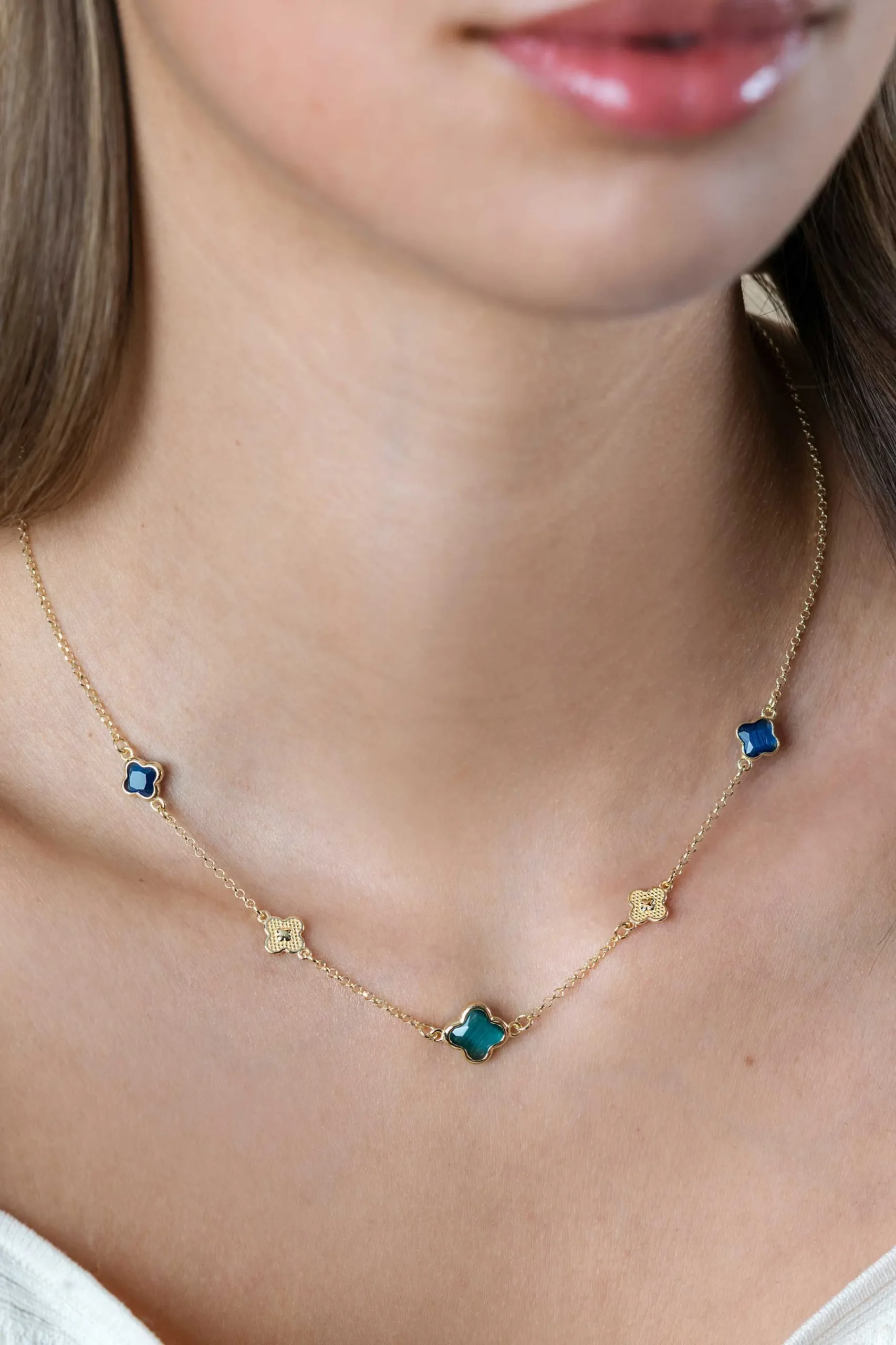 Outlet Zinzi gold plated zilveren schakel ketting met twee donkerblauwe klavers en een grotere groene klaver 40-45cm ZIC2583