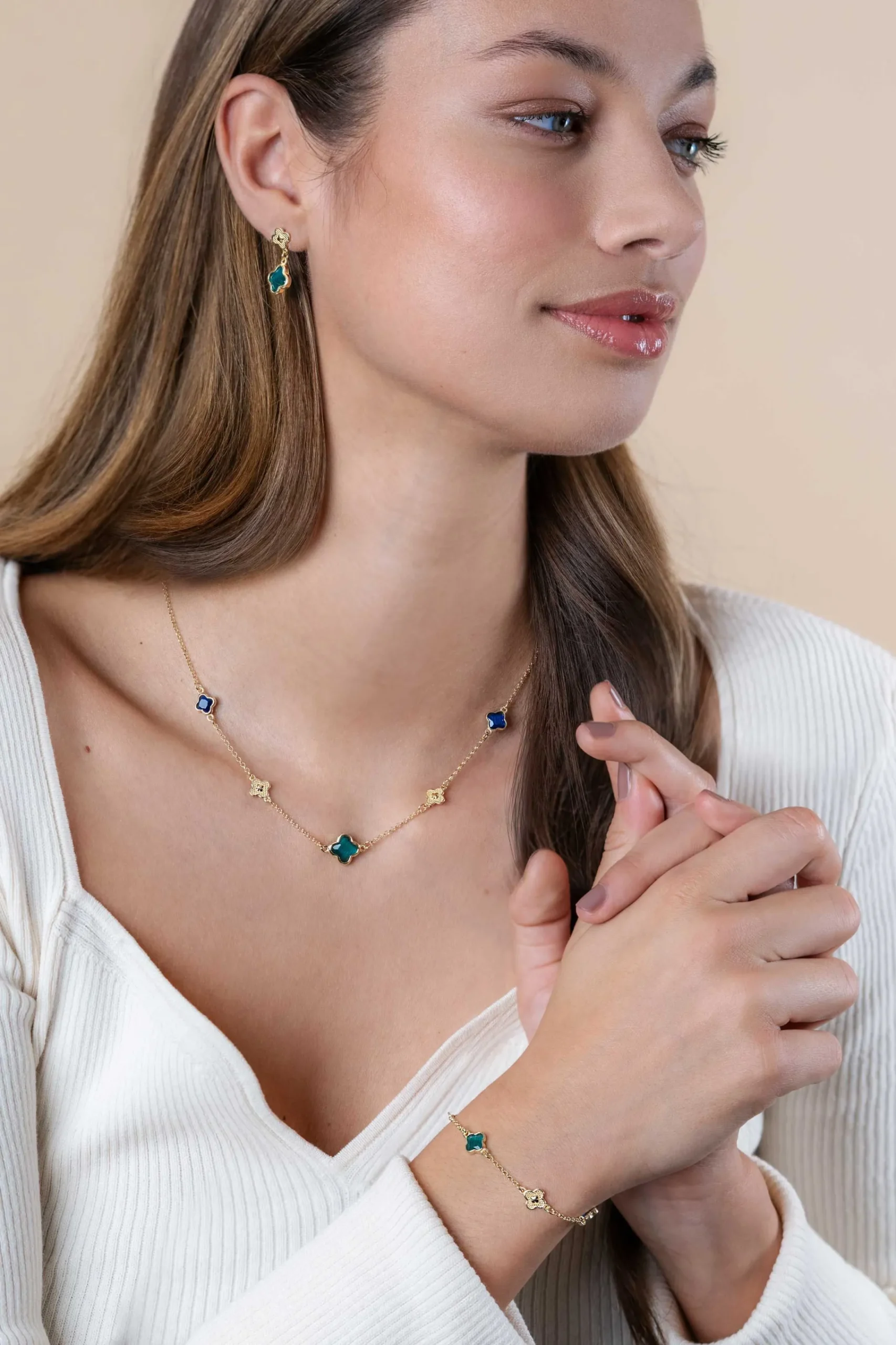 Outlet Zinzi gold plated zilveren schakel ketting met twee donkerblauwe klavers en een grotere groene klaver 40-45cm ZIC2583