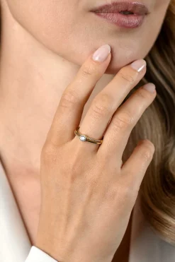 Clearance Zinzi gold plated zilveren multilook ring met ronde kastzetting van 5mm en twee banen. Bezet met witte zirconia's ZIR2625