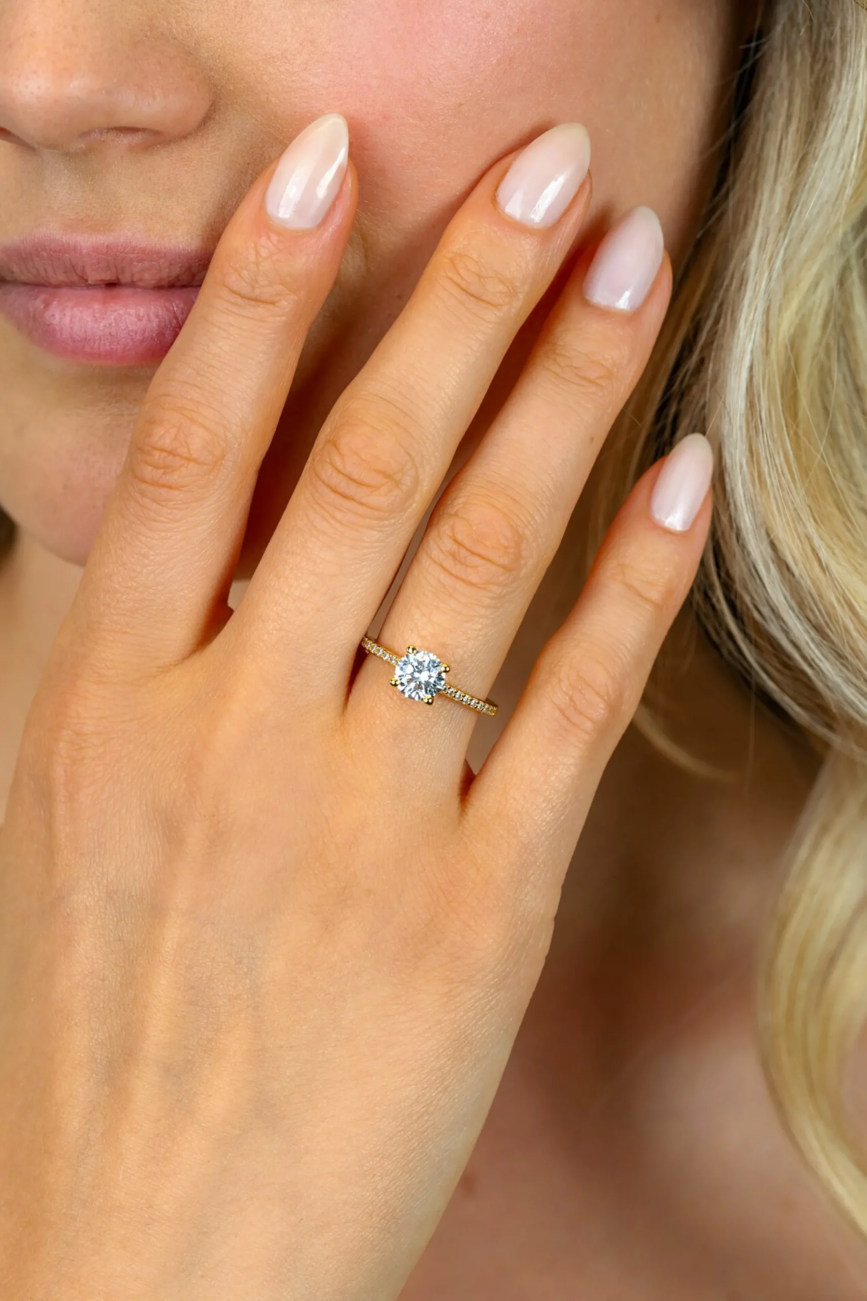 Best Zinzi gold plated zilveren verlovingsring met een grote ronde witte zirkonia (6,5mm) in vierpootszetting en klein hartje aan de zijkant ZIR2696Y