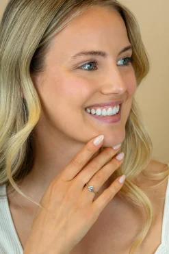 Best Zinzi gold plated zilveren verlovingsring met een grote ronde witte zirkonia (6,5mm) in vierpootszetting en klein hartje aan de zijkant ZIR2696Y