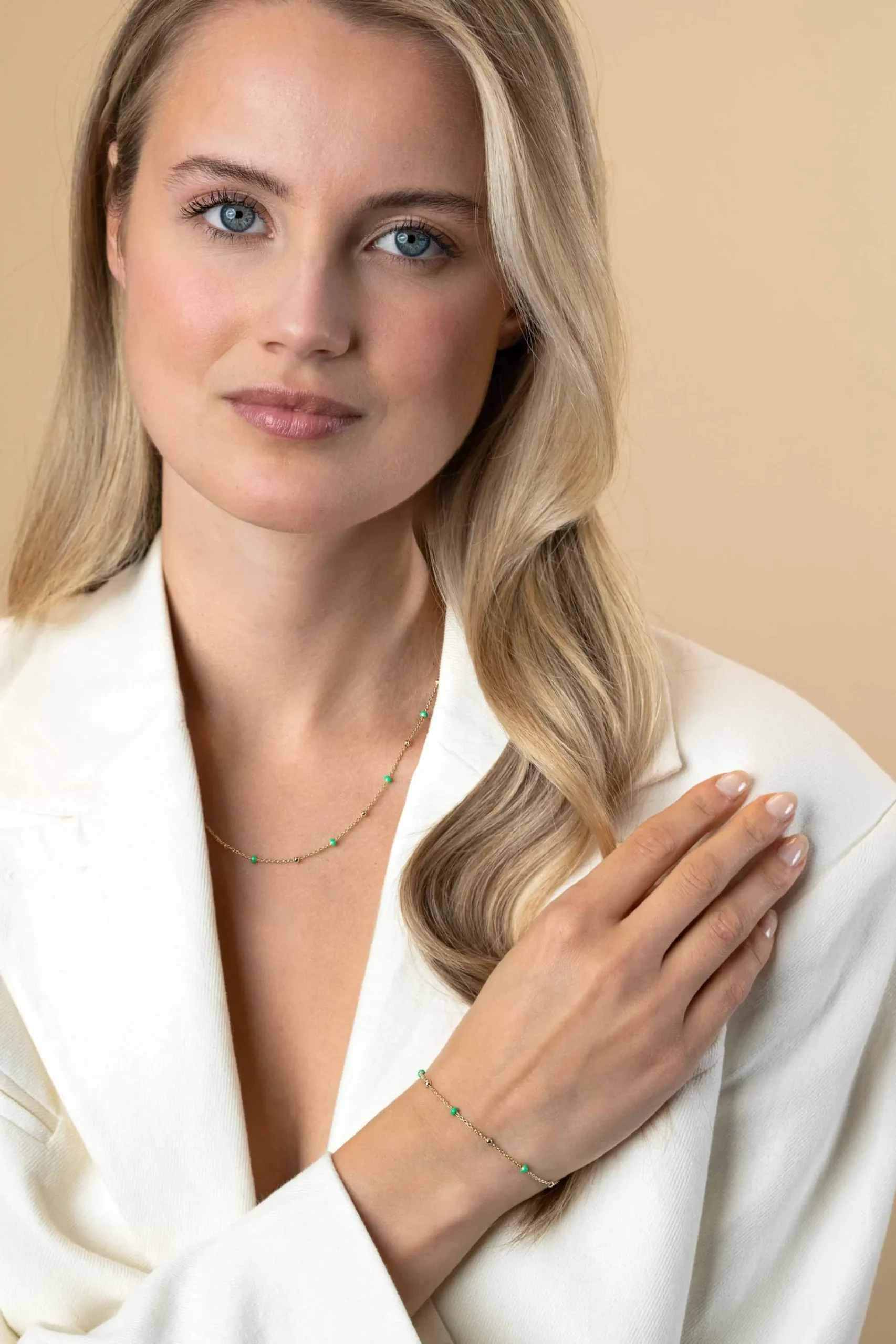 Best Zinzi gold plated zilveren fantasie ketting met 13 groene donuts en glanzende bolletjes 42-45cm ZIC2509