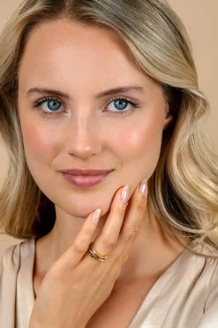 Hot Zinzi gold plated zilveren luxe cross-over ring glad met witte zirconia's ZIR1774Y