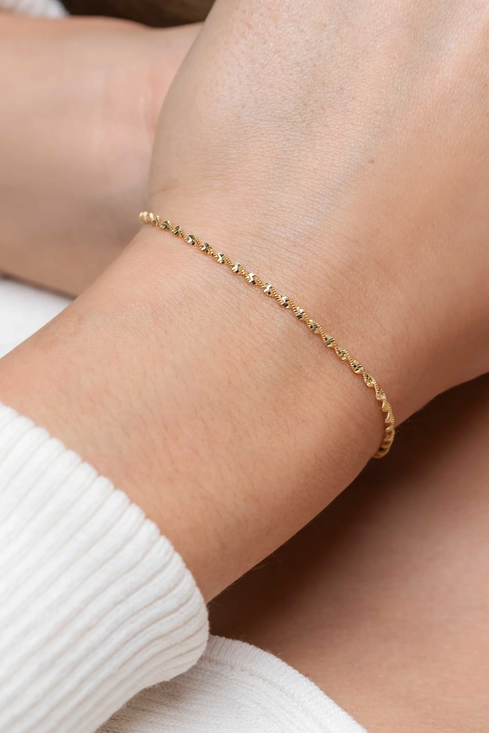 Outlet Zinzi gold plated zilveren singapore armband met glinsterende gedraaide schakels 1,9mm breed 17-20cm ZIA2585G