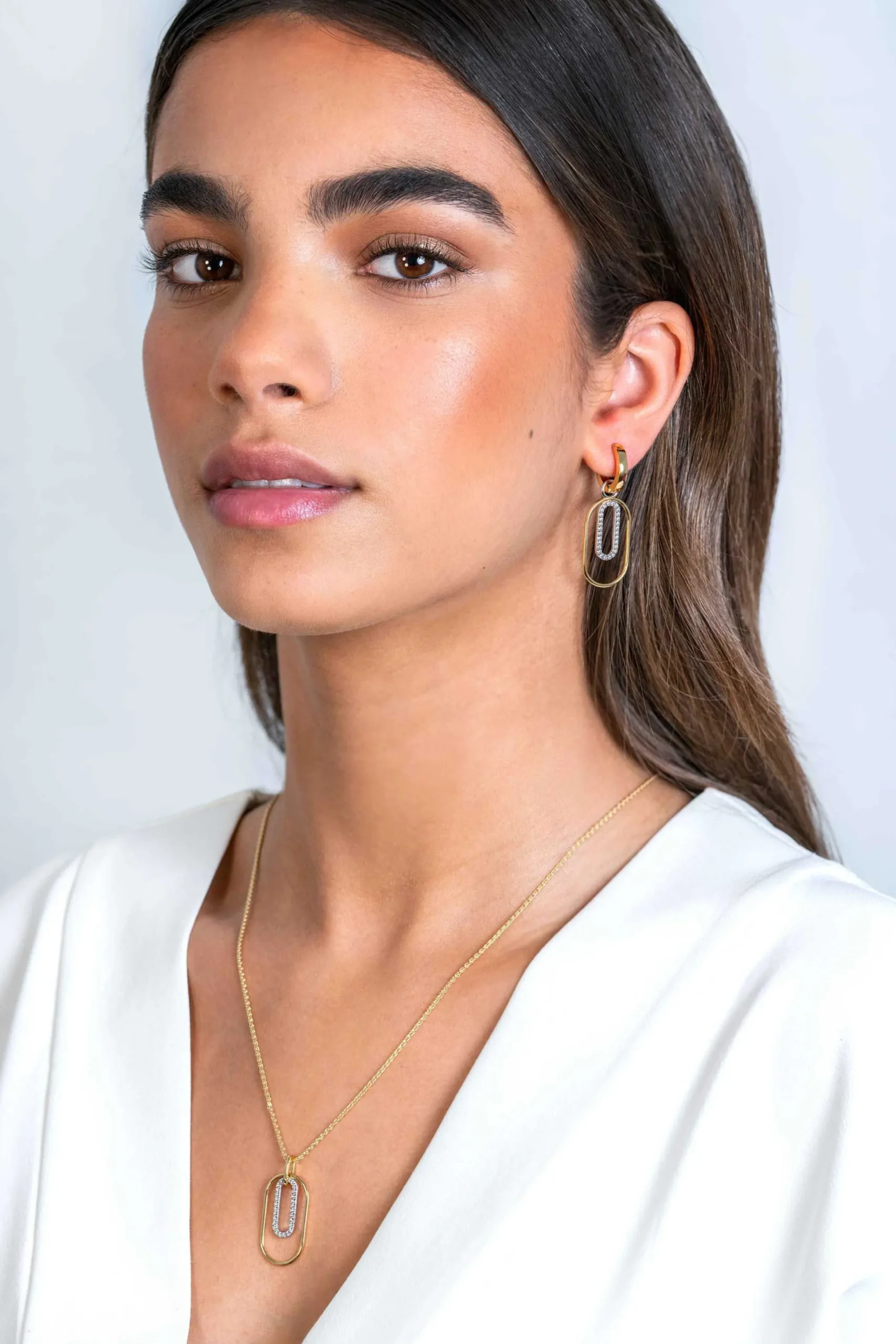 Best Zinzi gold plated zilveren ovale hanger 32mm bezet met witte zirconia's ZIH2329 (zonder collier)