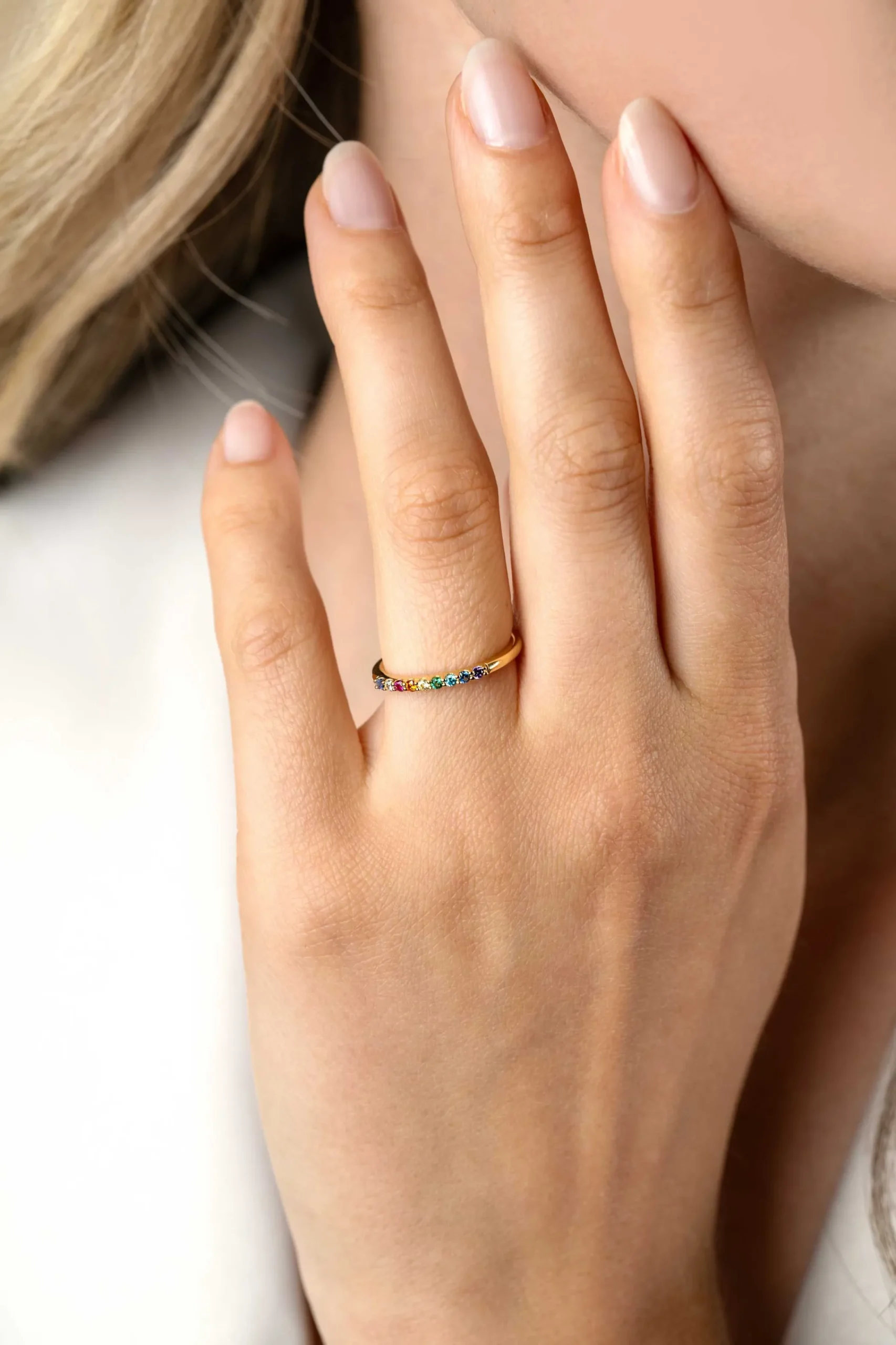 Best Zinzi gold plated zilveren aanschuifring met regenboog kleurstenen in chatonzettingen ZIR2598