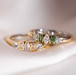 Zinzi gold plated zilveren ring met zettingen in peer, rechthoek en driehoeksvorm bezet met lichtblauwe en champagne kleurstenen ZIR2630B