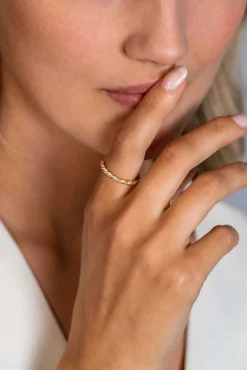Outlet Zinzi gold plated zilveren aanschuifring gedraaid met witte zirconia's ZIR2320Y