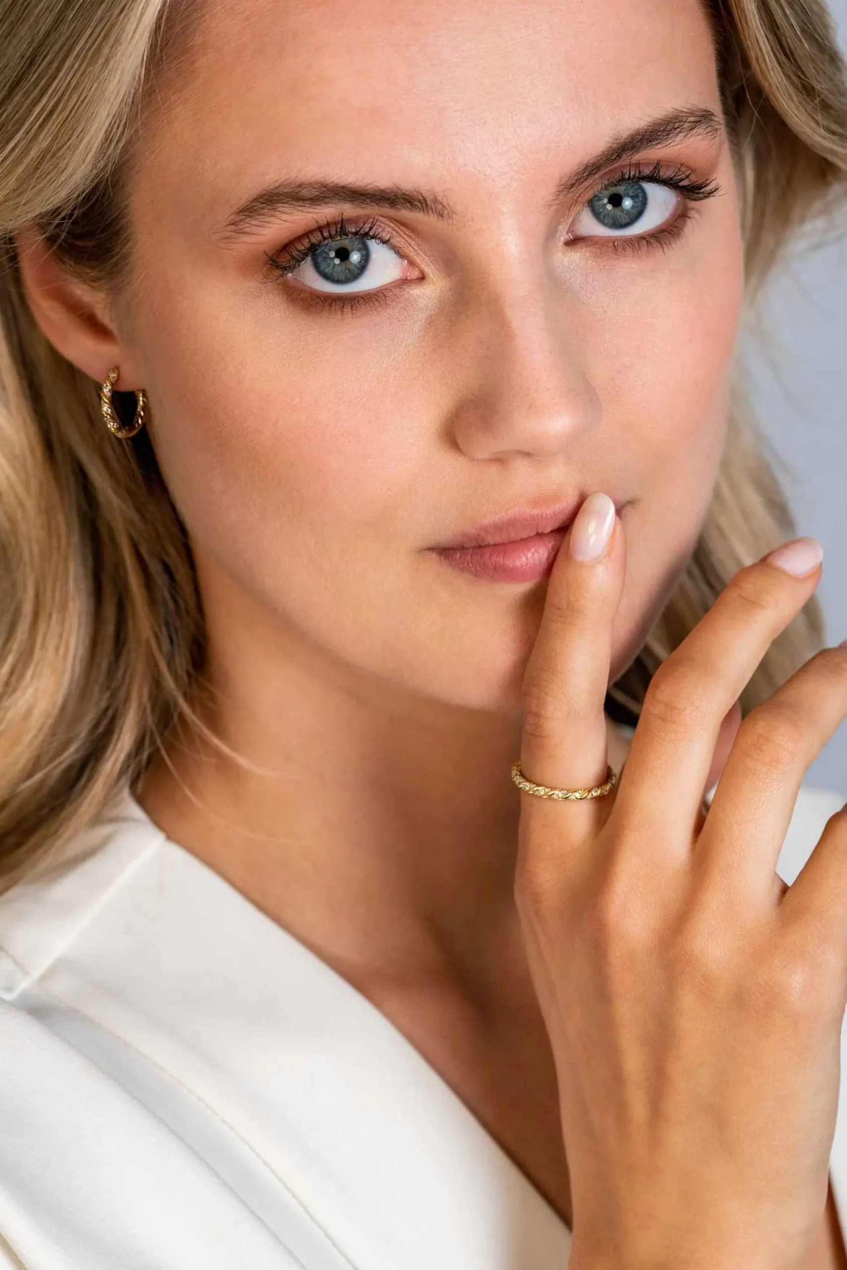 Outlet Zinzi gold plated zilveren aanschuifring gedraaid met witte zirconia's ZIR2320Y